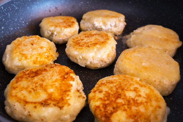 Zelfgemaakte cheesecakes gebakken op de pan.