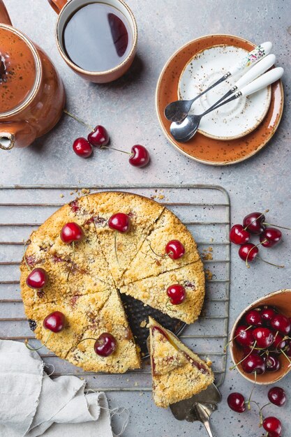 Zelfgemaakte cherry crumble taart met verse bessen op rustiek