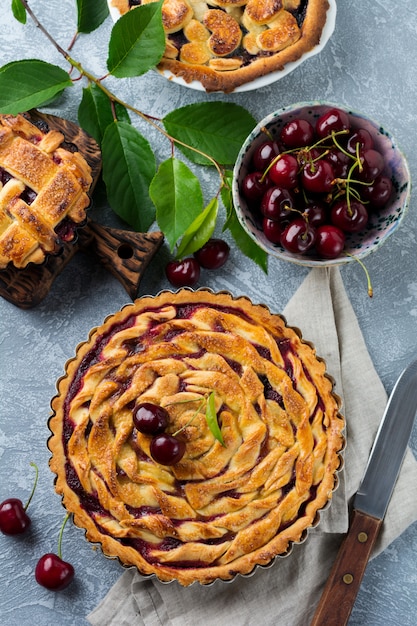 Zelfgemaakte cherry pie met kersen fruit in een kom