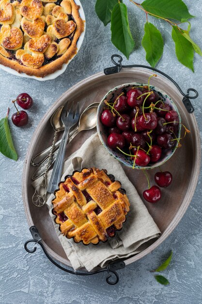 Zelfgemaakte cherry pie met kersen fruit in een kom