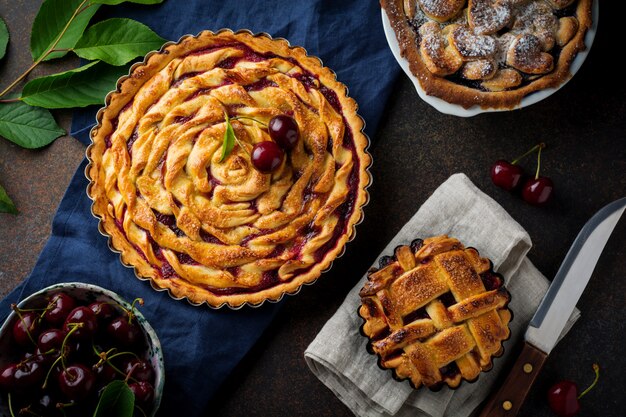 Zelfgemaakte cherry pie met kersen fruit in een kom