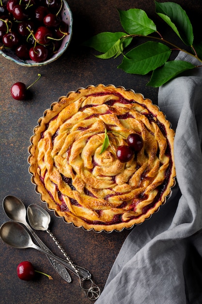 Zelfgemaakte cherry pie met kersen fruit in een kom