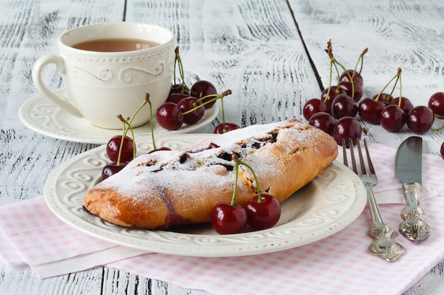 Zelfgemaakte cherry pie op rustiek