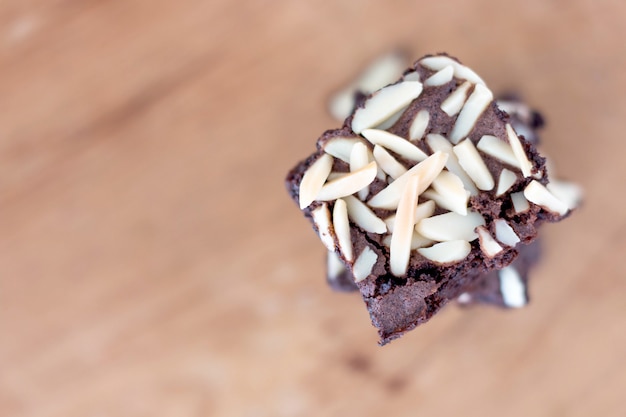 Foto zelfgemaakte chocolade brownies met amandel bovenop