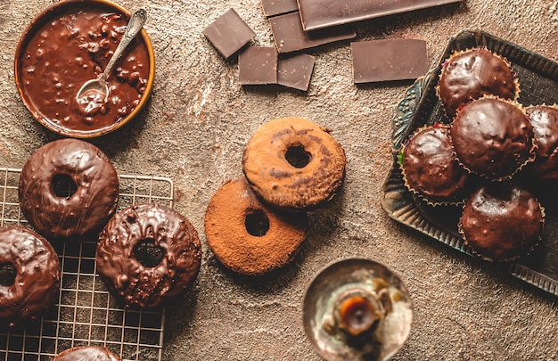 Zelfgemaakte chocolade donuts