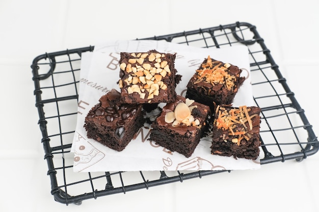 Foto zelfgemaakte chocolade fudge brownie met mix topping close-up geselecteerde focus