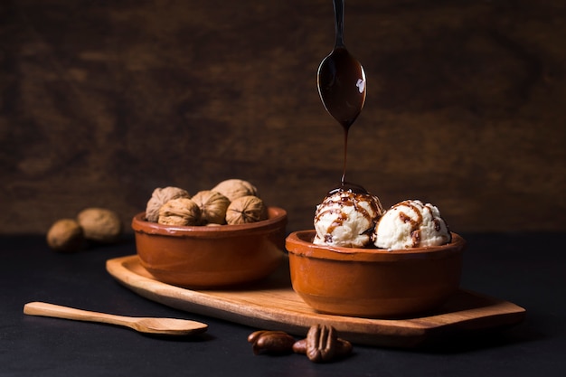 Foto zelfgemaakte chocolade gieten op ijs scoops