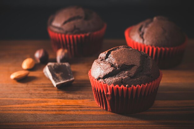 Zelfgemaakte chocolade muffins of cupcakes op een houten plank