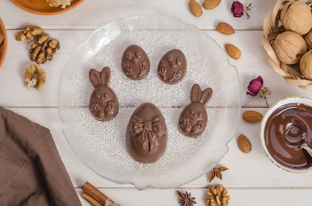 Zelfgemaakte chocolade paaseieren in de vorm van een konijn en kip, ter voorbereiding op vrolijk Pasen.