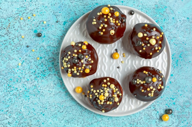 Zelfgemaakte chocoladebiscuitcakes of -muffins