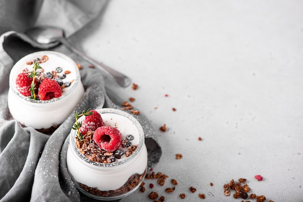 Foto zelfgemaakte chocolademuesli met yoghurt en verse bessen, bovenaanzicht