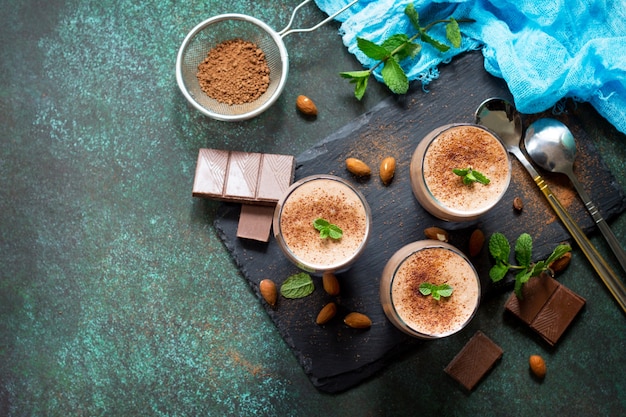 Zelfgemaakte chocoladenootmousse op een steen of leisteen achtergrond Kopieer de ruimte