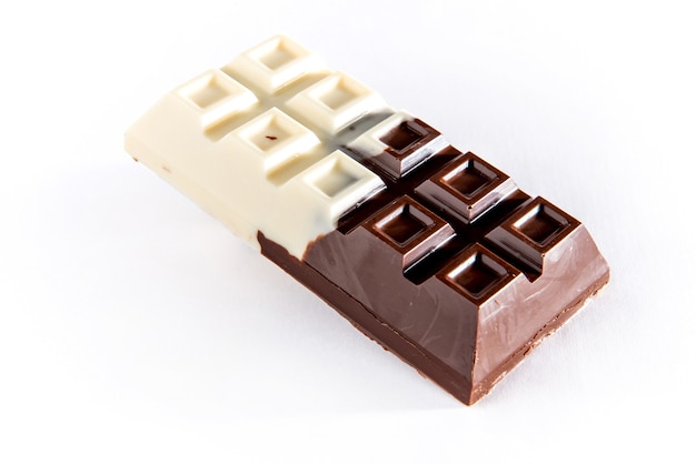 Zelfgemaakte chocoladereep op witte achtergrond.