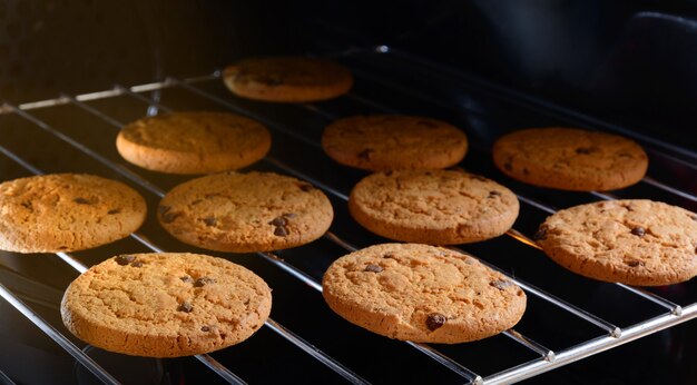 Zelfgemaakte chocoladeschilferkoekjes bakken op rek in huisoven.