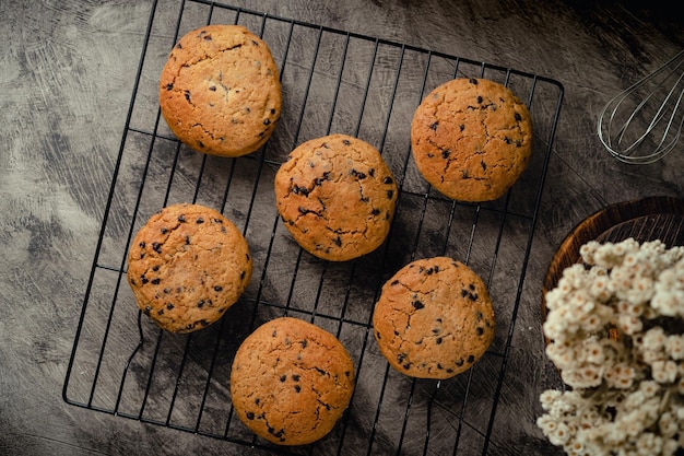 Zelfgemaakte chocoladeschilferkoekjes op zwarte bakplaat en abstracte achtergrond