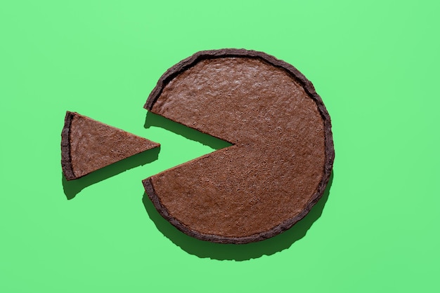 Zelfgemaakte chocoladetaart boven weergave minimalistisch op een groene achtergrond