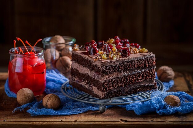 Zelfgemaakte chocoladetaart gemaakt van kersen en walnoten