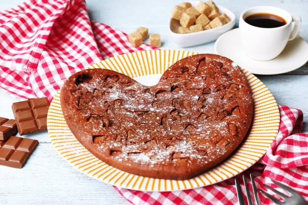 Zelfgemaakte chocoladetaart op tafel