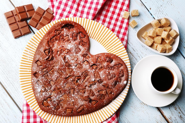 Zelfgemaakte chocoladetaart op tafel