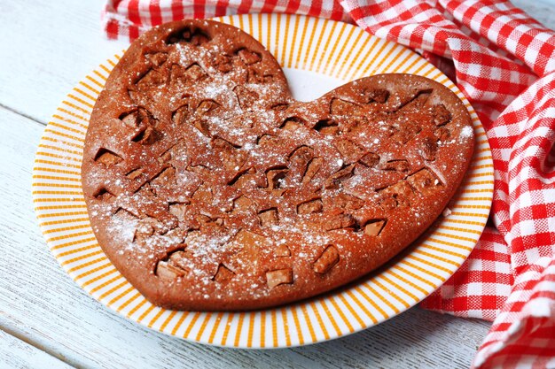 Zelfgemaakte chocoladetaart op tafel