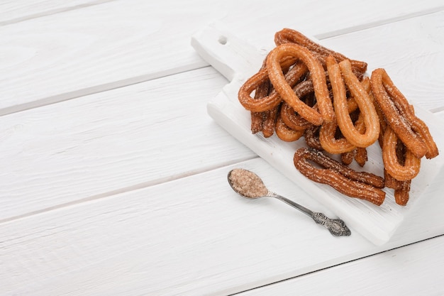 Zelfgemaakte churros op een witte houten achtergrond