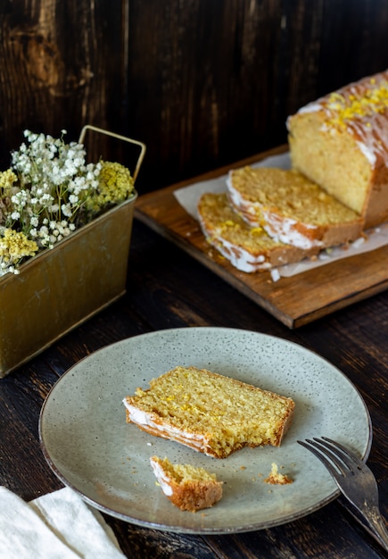 Zelfgemaakte citroen taart op een houten tafel. Recept. Gebakjes.