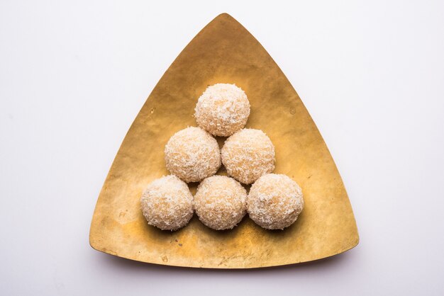 Zelfgemaakte Coconut Sweet Laddoo OF Nariyal Laddu gemaakt met gecondenseerde melk en suiker, populair festivalvoedsel. Geserveerd op een humeurige achtergrond, selectieve focus