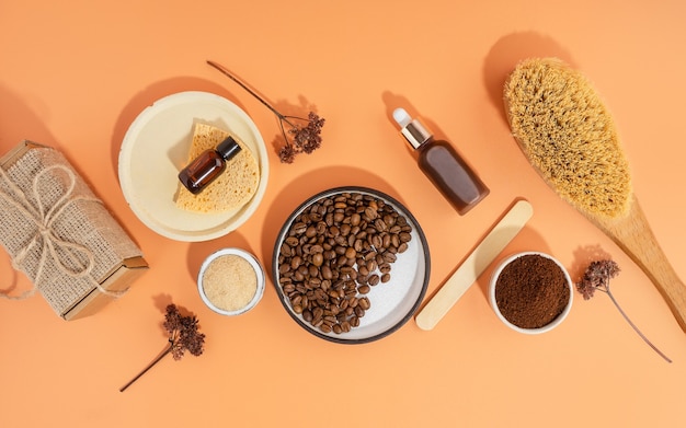 Zelfgemaakte cosmetica met koffie scrub en olie. Set home SPA cosmetische producten. Droge borstel, koffiescrub, biologische olie. Anti-cellulitis zelfgemaakte cosmetica voor peeling en spa-verzorging.