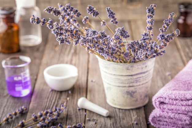 Zelfgemaakte cosmetica met lavendelbloemen