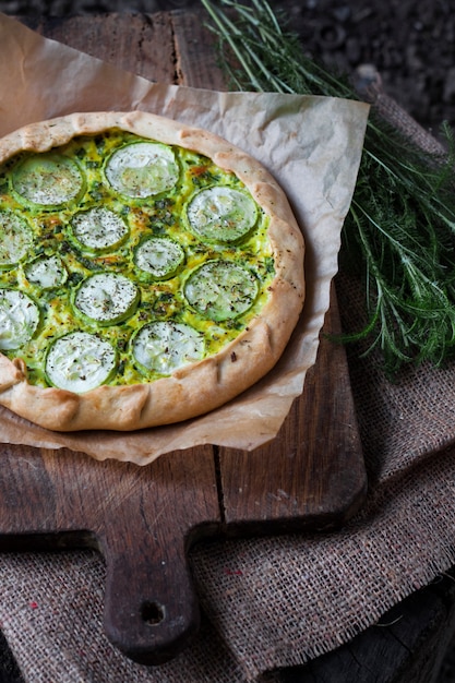 Zelfgemaakte courgette en geitenkaas taart