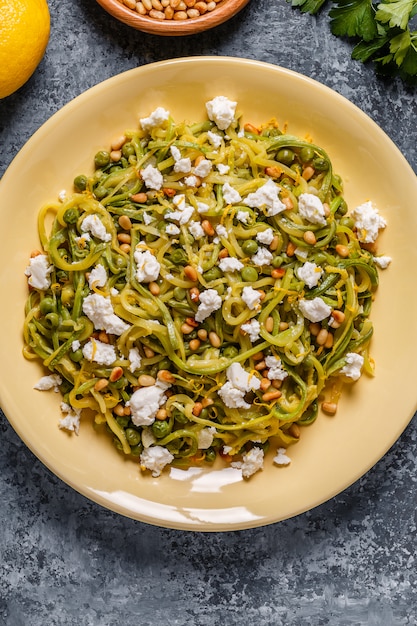 Zelfgemaakte Courgette Zoodles Pasta met pijnboompitten en feta