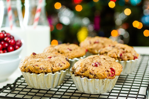 Zelfgemaakte cranberry muffins gebakken voor het kerstontbijt.