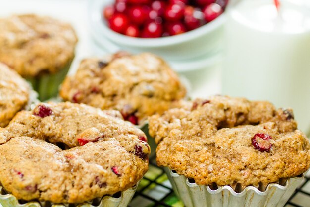 Zelfgemaakte cranberry muffins gebakken voor het kerstontbijt.