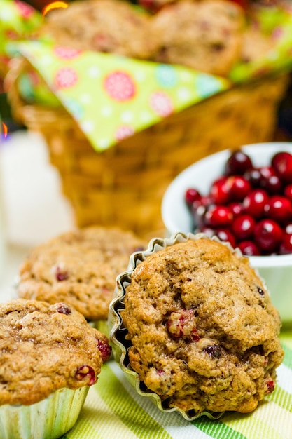 Zelfgemaakte cranberry muffins gebakken voor het kerstontbijt.