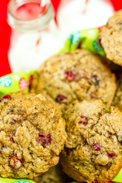 Zelfgemaakte cranberry muffins gebakken voor het kerstontbijt.