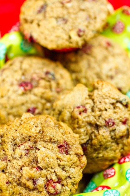 Zelfgemaakte cranberry muffins gebakken voor het kerstontbijt.