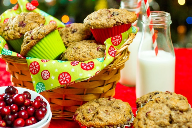 Zelfgemaakte cranberry muffins gebakken voor het kerstontbijt.