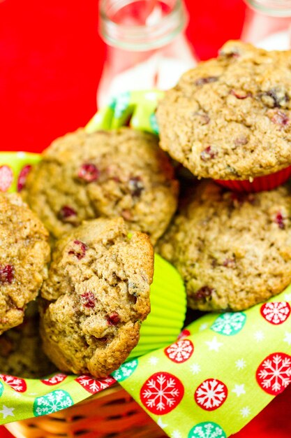 Zelfgemaakte cranberry muffins gebakken voor het kerstontbijt.