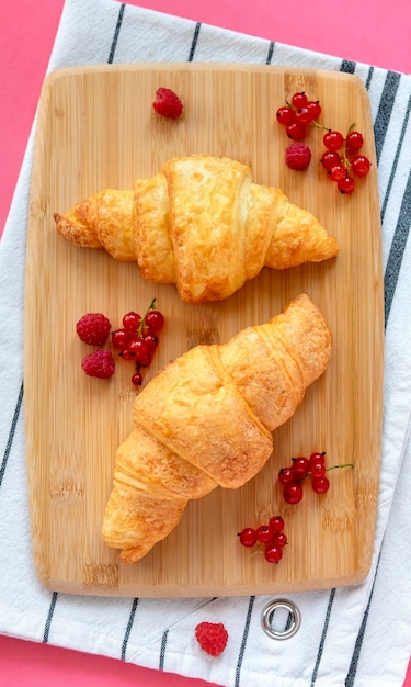 Zelfgemaakte Croissant En Verse Rode Aalbessen.