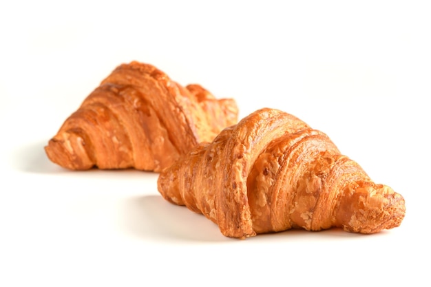 Zelfgemaakte croissant geïsoleerd op een witte achtergrond bakkerij