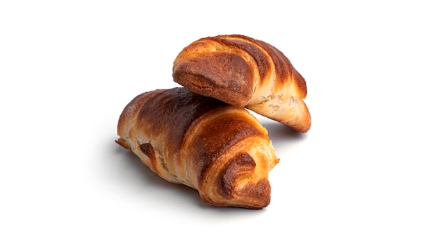 Zelfgemaakte croissants geïsoleerd op een witte achtergrond