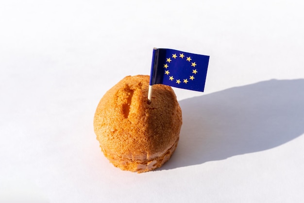 Foto zelfgemaakte cupcake met eu-vlag op witte achtergrond kopieerruimte eu-vakantie unie van landen 9 mei is de eu-vlagdag