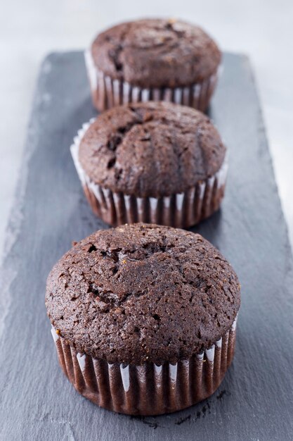 Zelfgemaakte cupcakes geïsoleerd op een witte achtergrond close-up