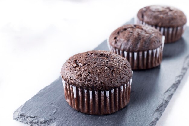 Zelfgemaakte cupcakes geïsoleerd op een witte achtergrond close-up