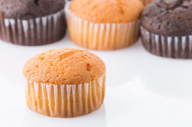 Zelfgemaakte cupcakes geïsoleerd op een witte achtergrond close-up