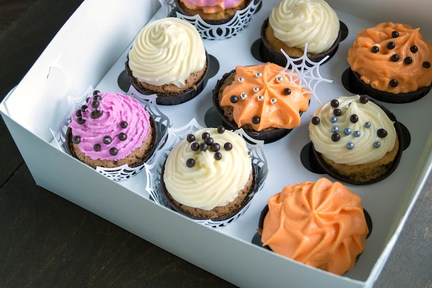 Foto zelfgemaakte cupcakes met room.