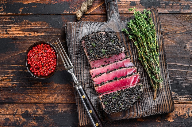 Zelfgemaakte Cut Gegrilde Sesam Tonijnsteak op een snijplank.