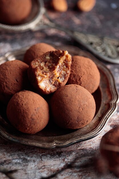 Zelfgemaakte dadels snoepjes met cacao