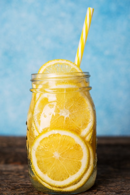 Zelfgemaakte detox water met citroen in een glazen pot, close-up