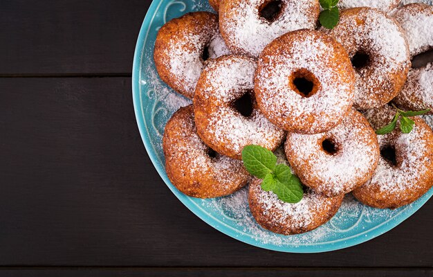 Zelfgemaakte donuts bestrooid met poedersuiker.